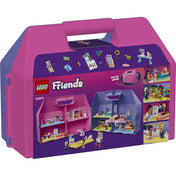 LEGO Friends 42697 készlet hátoldali dobozképe, amely bemutatja a hordozható bőrönd funkciót és a különböző szobaberendezési lehetőségeket.
