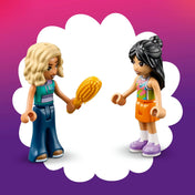 LEGO Friends Liann és Nova minibaba figurák a Kreatív, bőröndalakú babaház készletből, hajkefével és szerepjáték-kiegészítőkkel.
