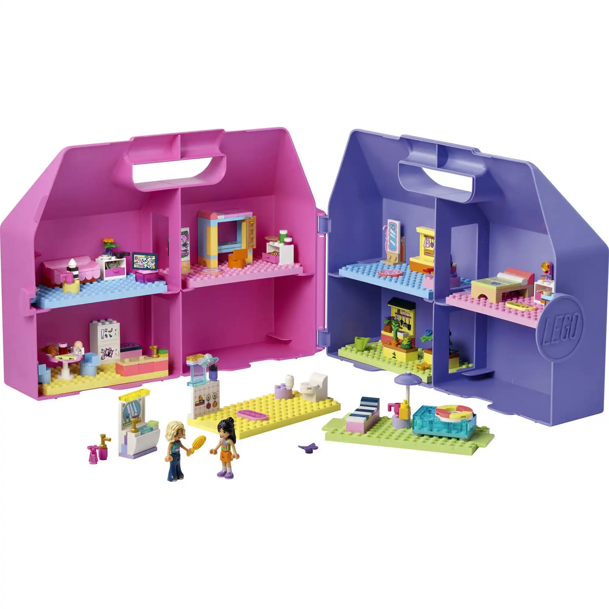LEGO Friends Kreatív, bőröndalakú babaház nyitott állapotban, berendezett szobákkal, kerttel, medencével és két minibaba figurával.