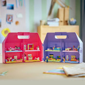 LEGO Friends Kreatív, bőröndalakú babaház teljesen kinyitva, berendezett szobákkal, kerttel és két minibaba figurával.