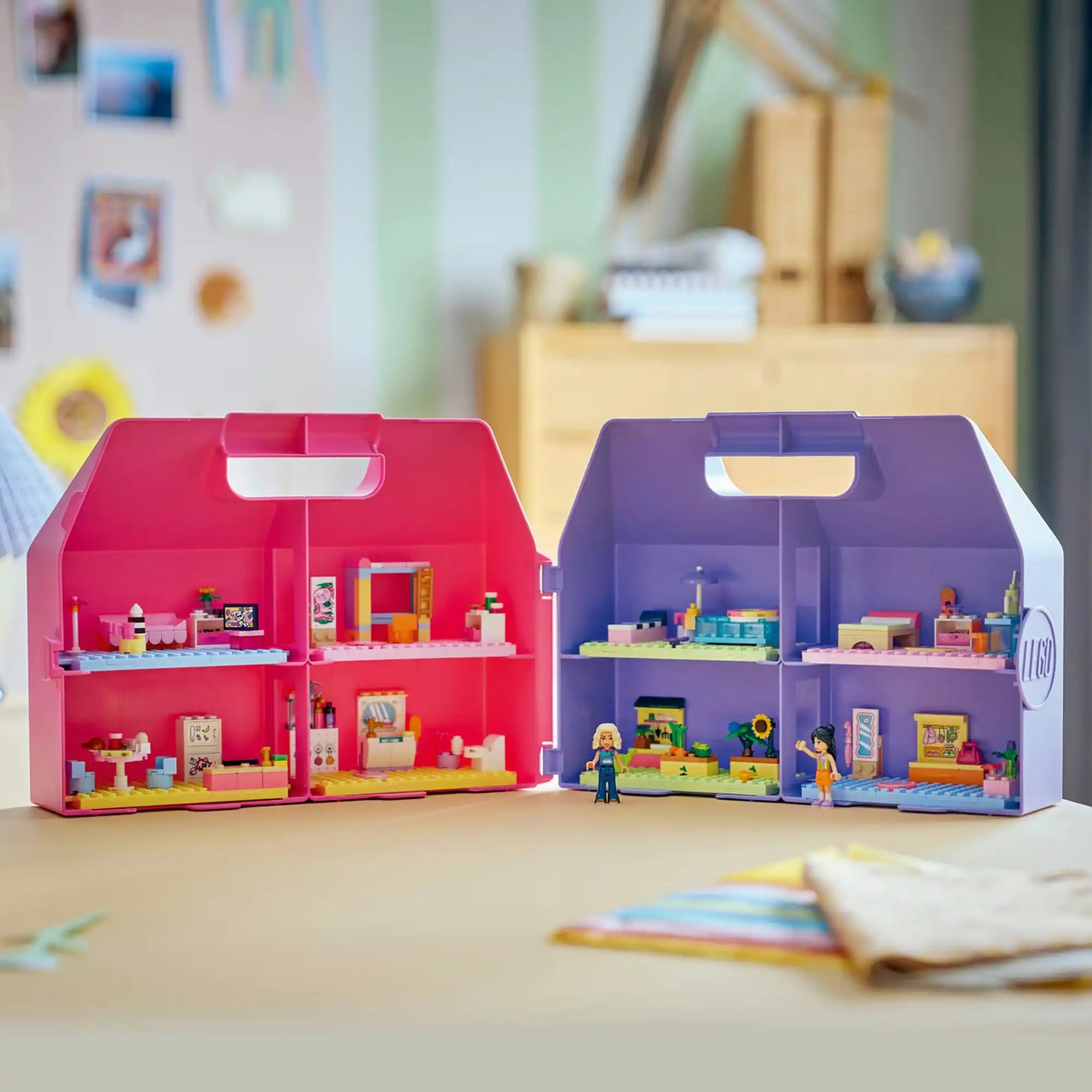 LEGO Friends Kreatív, bőröndalakú babaház teljesen kinyitva, berendezett szobákkal, kerttel és két minibaba figurával.