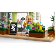 LEGO Friends Kreatív virágbolt belső részlete pénztárgéppel, virágkompozíciókkal, öntözőkannával és Nova figurával.