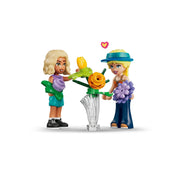 LEGO Friends Nova és Astrid minibaba figurák színes virágcsokrokkal és virágdíszekkel a Kreatív virágbolt készletből.