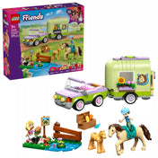 LEGO Friends Lószállító utánfutó és csikó (42695) készlet doboza és a megépített elemek egy képen, jól látható autóval, lószállító utánfutóval, lovakkal és részletes kiegészítőkkel.