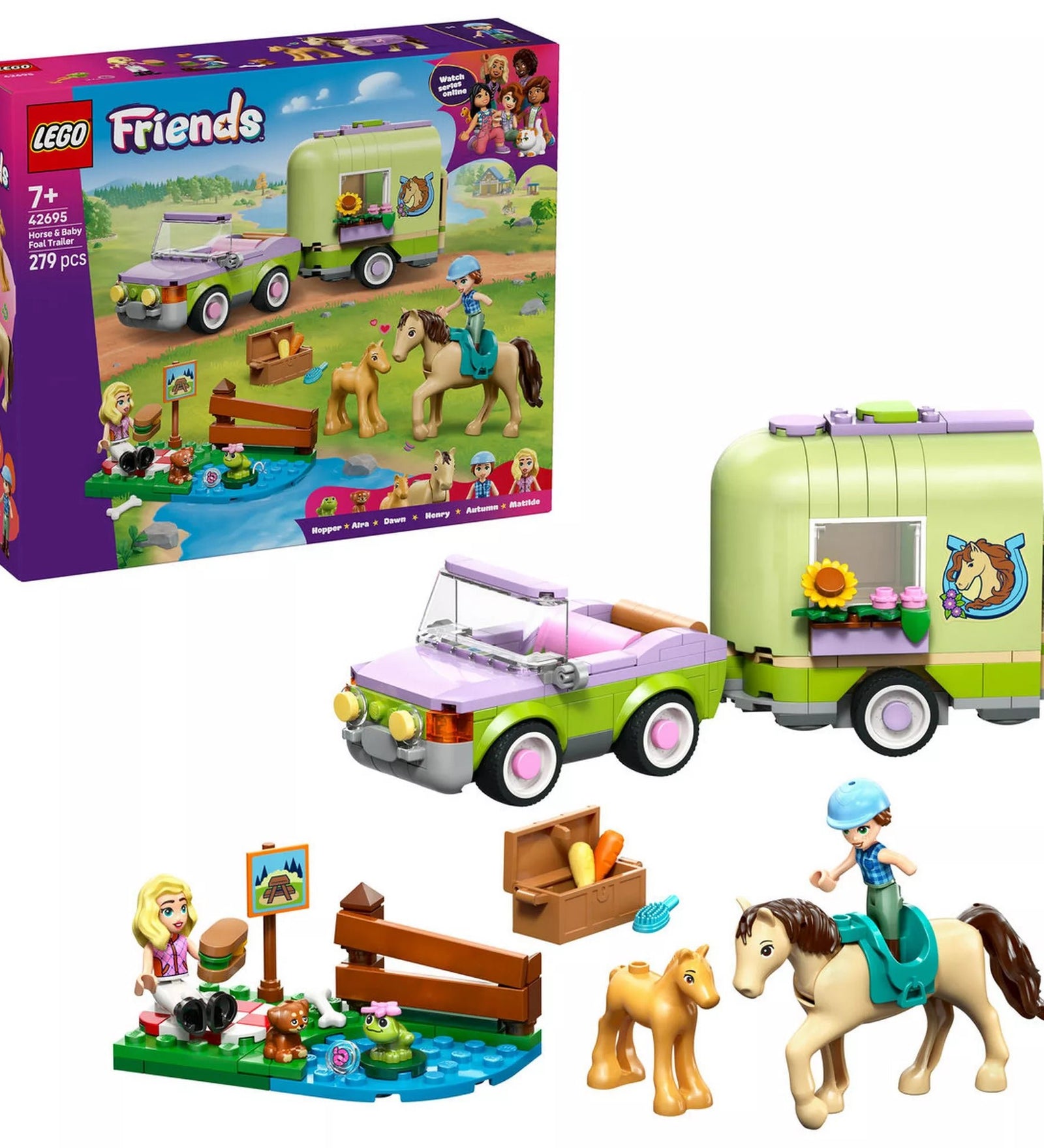 LEGO Friends Lószállító utánfutó és csikó (42695) készlet doboza és a megépített elemek egy képen, jól látható autóval, lószállító utánfutóval, lovakkal és részletes kiegészítőkkel.
