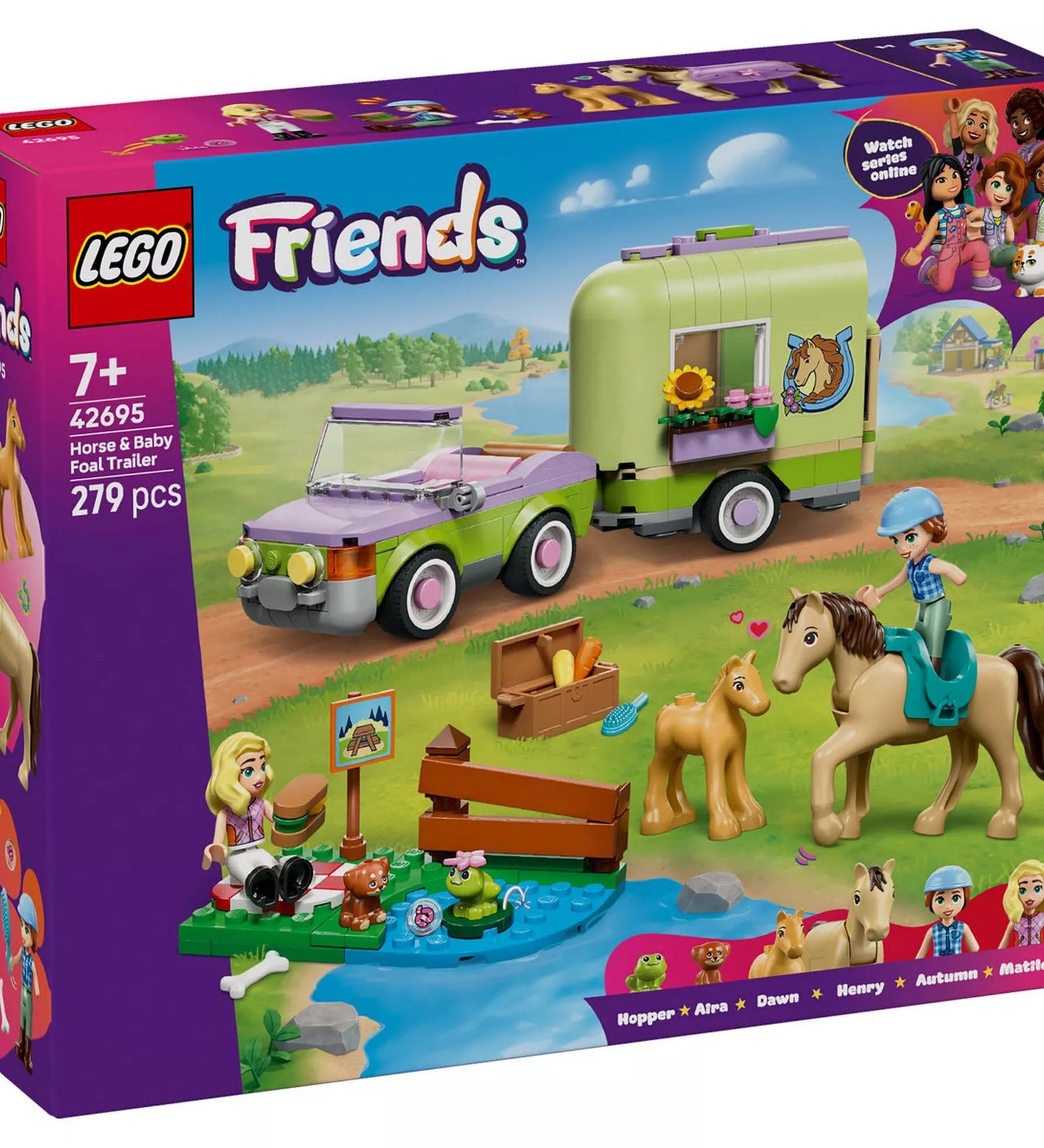 LEGO Friends Lószállító utánfutó és csikó (42695) készlet dobozképe, terepjáró autóval, zöld lószállító utánfutóval, két lófigurával, csikóval, minifigurákkal és vidéki környezetben játszódó jelenettel.