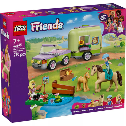 LEGO Friends Lószállító utánfutó és csikó (42695) készlet dobozképe, terepjáró autóval, zöld lószállító utánfutóval, két lófigurával, csikóval, minifigurákkal és vidéki környezetben játszódó jelenettel.