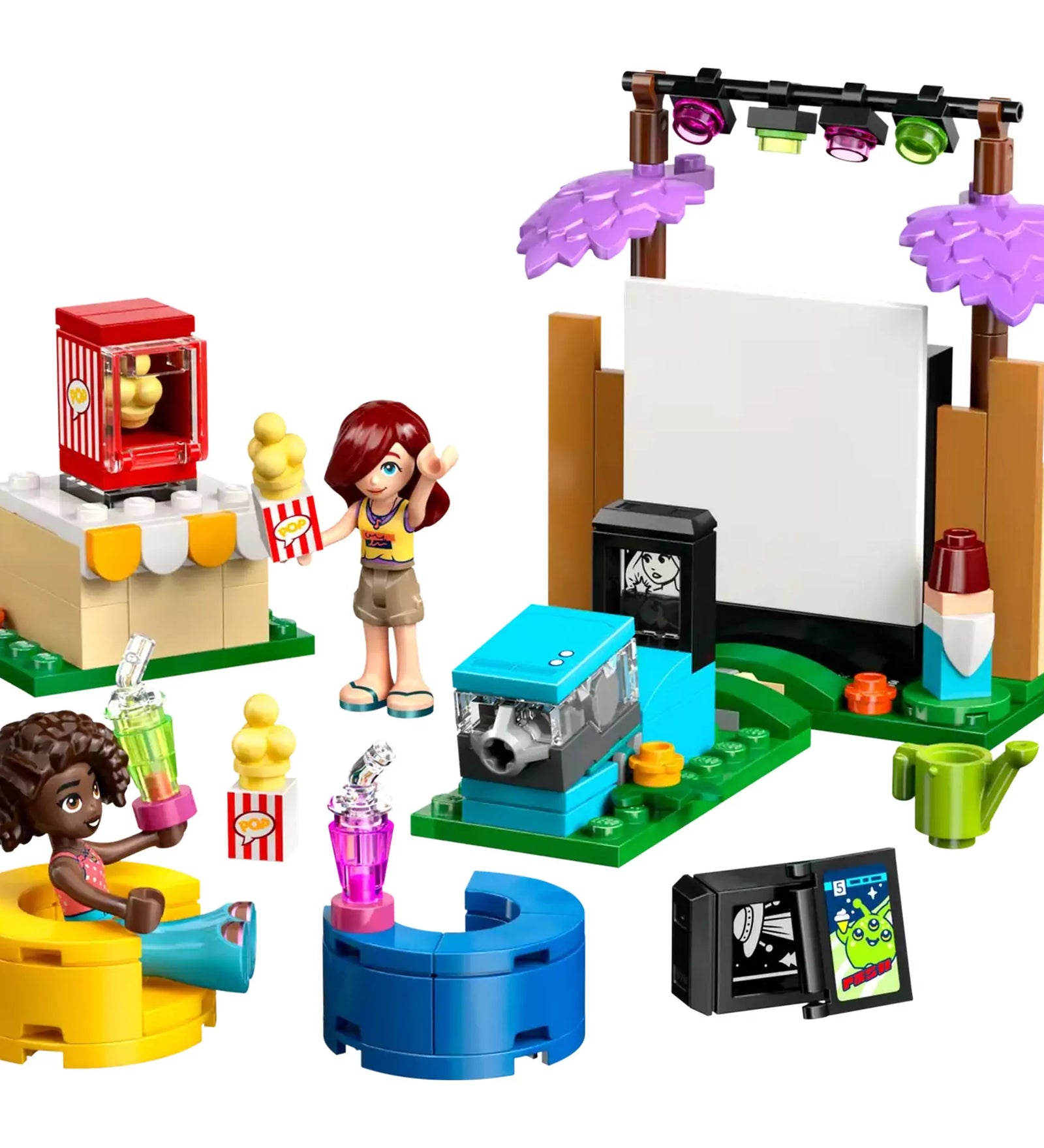  A LEGO Friends Moziest a barátokkal teljes jelenete megépítve: vetítővászon, projektor, puffok, italok, popcorn gép és két LEGO figura.