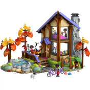 LEGO Friends Otthonos kabin az őszi erdőben megépített modellje kétszintes faházzal, terasszal, patakkal, őszi fákkal, kutyával és tandemkerékpárral.