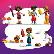 LEGO Friends Otthonos kabin az őszi erdőben figurák és állatok, köztük Autumn, Aliya, Leo, Zac, egy kutya, egy mókus és számos kempingkiegészítő.
