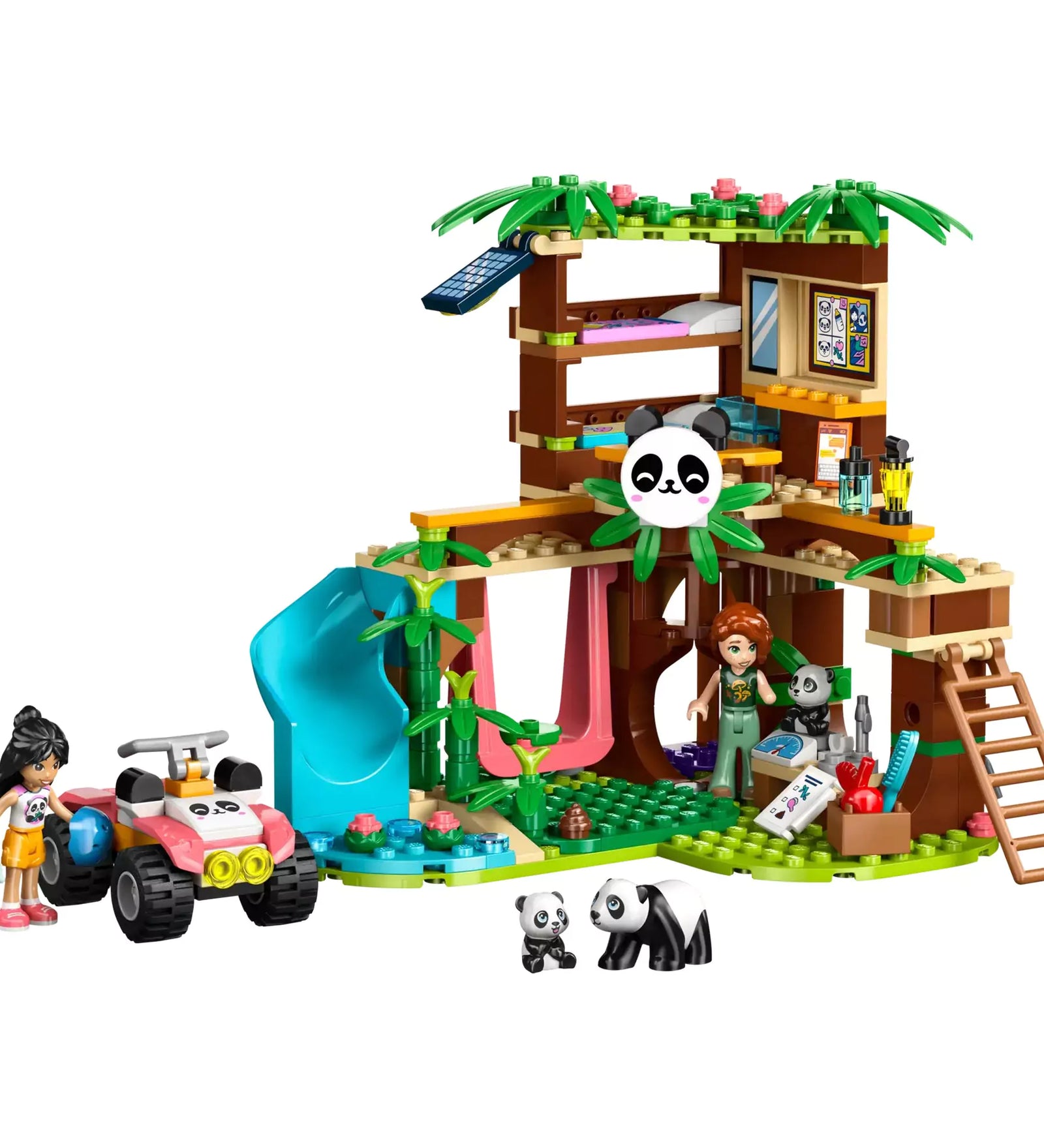 A LEGO Friends Panda Menedékhely (42648) szett teljes összeállításban: emeletes bambusz ház, csúszda, két figura, három panda és egy quad.