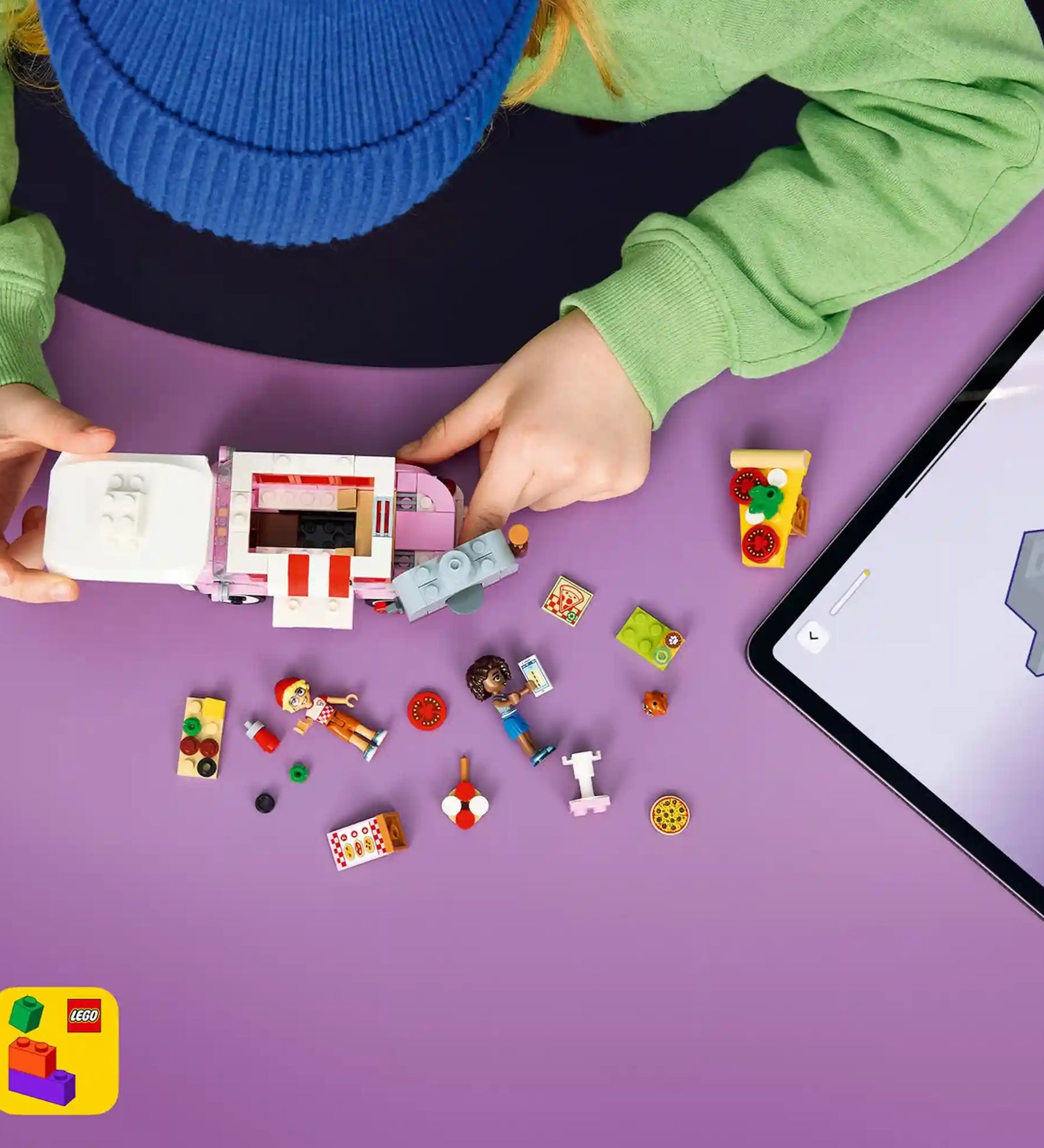 Gyermek építi a LEGO Friends Pizzaárus büfékocsi készletet LEGO Builder digitális útmutató segítségével, szétszedett elemekkel és pizzás kisbusszal.