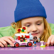 Gyermek a LEGO Friends Pizzaárus büfékocsi készlettel játszik, miközben Aliya, Olly és a kiskutya szereplőivel pizzát szolgál fel.