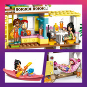 LEGO Friends Fókás tengerparti ház (42699) belső jelenete, smoothie készítő konyhával, asztallal, italokkal és minibaba figurákkal