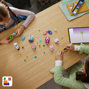 Gyerekek játék közben a LEGO® Gabby babaháza Gabby cicabarátai 11215 készlettel, építés és kreatív szerepjáték LEGO Builder alkalmazás használatával.