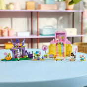 LEGO Gabby babaháza: Cukorkahegy és Cicakert (11205) szett kiállítva, színes építményekkel és Gabby figuráival az asztalon.