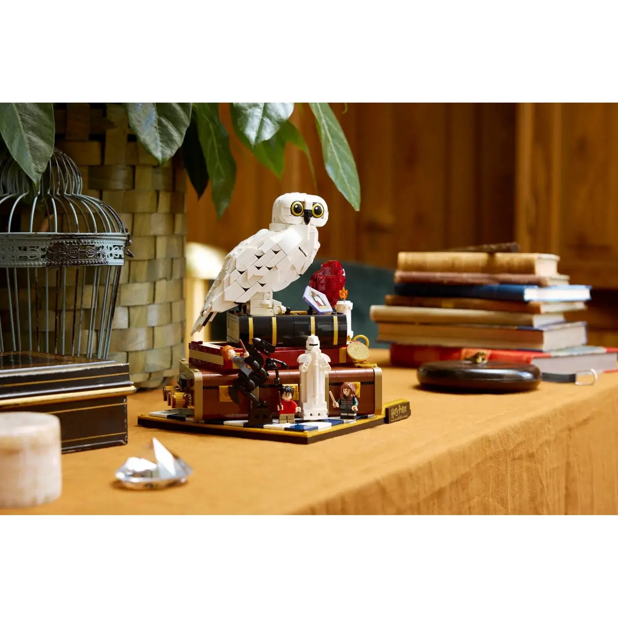 LEGO Harry Potter: A bölcsek köve, gyűjtői kiadás 76466, 1571 darabos – Hangulatos enteriőr fotó, a készlet dekorációként elhelyezve.