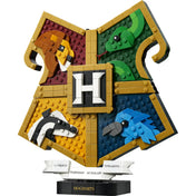 LEGO Harry Potter: A Roxfort címere 76462, 545 darabos készlet termékfotója a teljes Roxfort-címerrel, a házak állatszimbólumaival és a Hogwarts feliratú talapzattal.