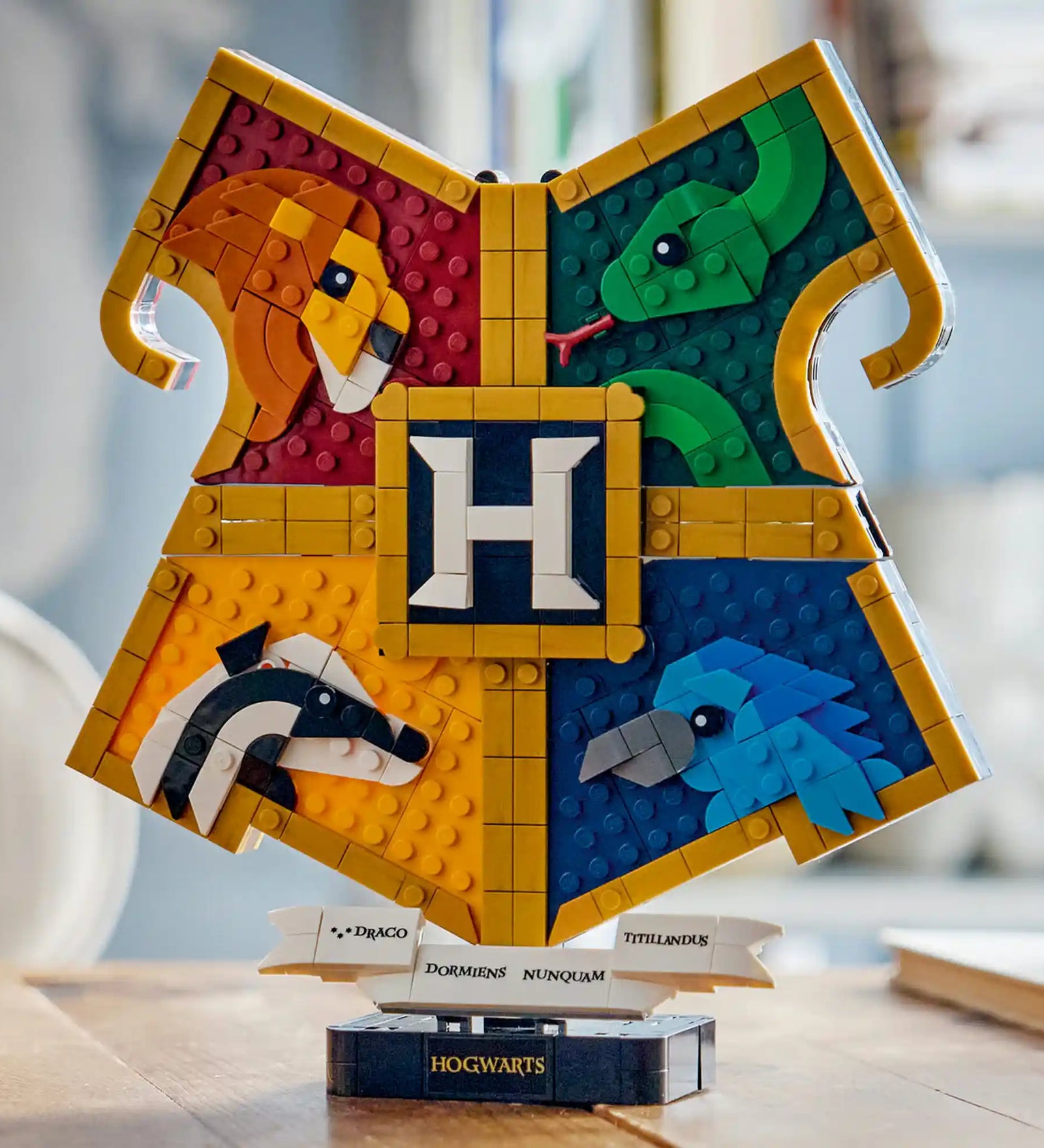 LEGO Harry Potter: A Roxfort címere 76462, 545 darabos készlet megépített Roxfort-címerrel, a négy ház jelképeivel – Griffendél, Mardekár, Hugrabug és Hollóhát –, kiállítható talapzaton.