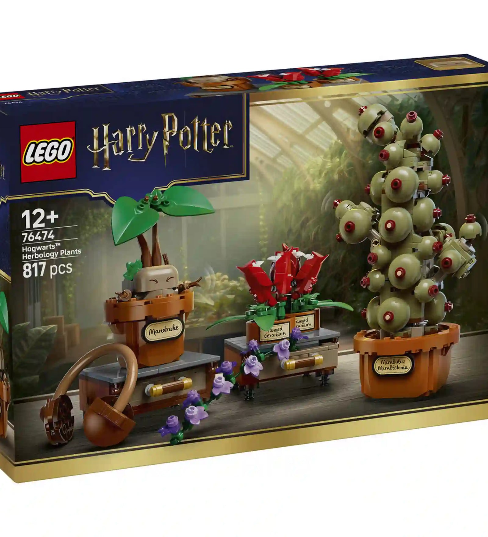 LEGO Harry Potter Roxforti gyógynövénytan növényei (76474) készlet elülső dobozképe. A csomagoláson a mandragóra, a Mimbulus mimbletonia és a harapós muskátlik növények láthatók a Roxfort üvegházának hangulatát idéző háttér előtt.
