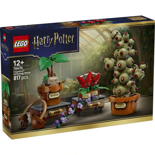 LEGO Harry Potter Roxforti gyógynövénytan növényei (76474) készlet elülső dobozképe. A csomagoláson a mandragóra, a Mimbulus mimbletonia és a harapós muskátlik növények láthatók a Roxfort üvegházának hangulatát idéző háttér előtt.
