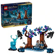 LEGO Harry Potter™ A Tiltott Rengeteg: Expecto Patronum (76475) készlet doboza és a megépített jelenet Harry Potterrel, Sirius Blackkel, dementorokkal és a szarvas patrónussal.