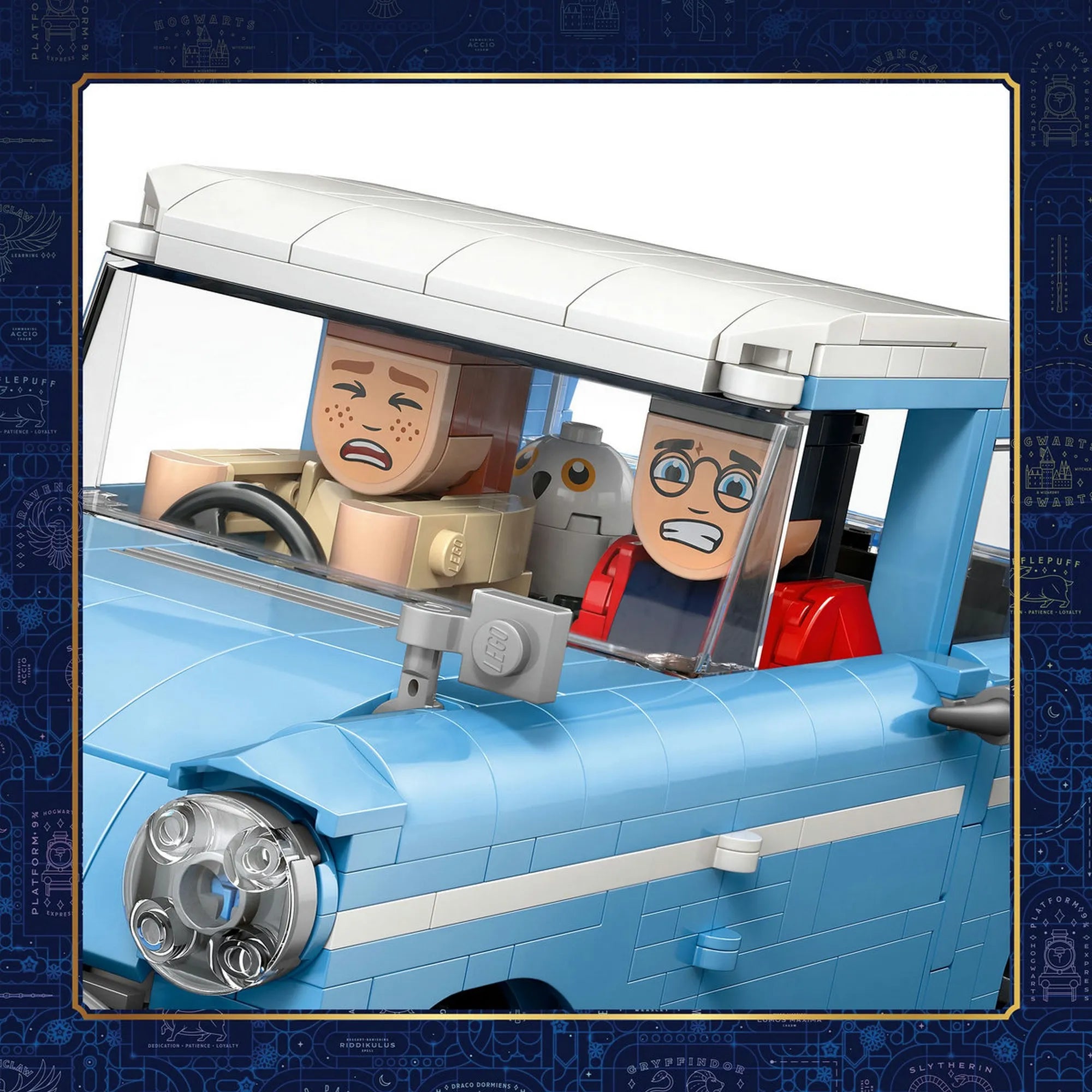 LEGO Harry Potter Enchanted Flying Ford Anglia 76470 – Közelkép a minifigurákról az autó belsejében, Harry Potter és Ron Weasley arckifejezéseivel.