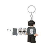 LEGO Harry Potter kulcstartó hátulról, nyitott elemtartóval és kivehető gombelemmel.