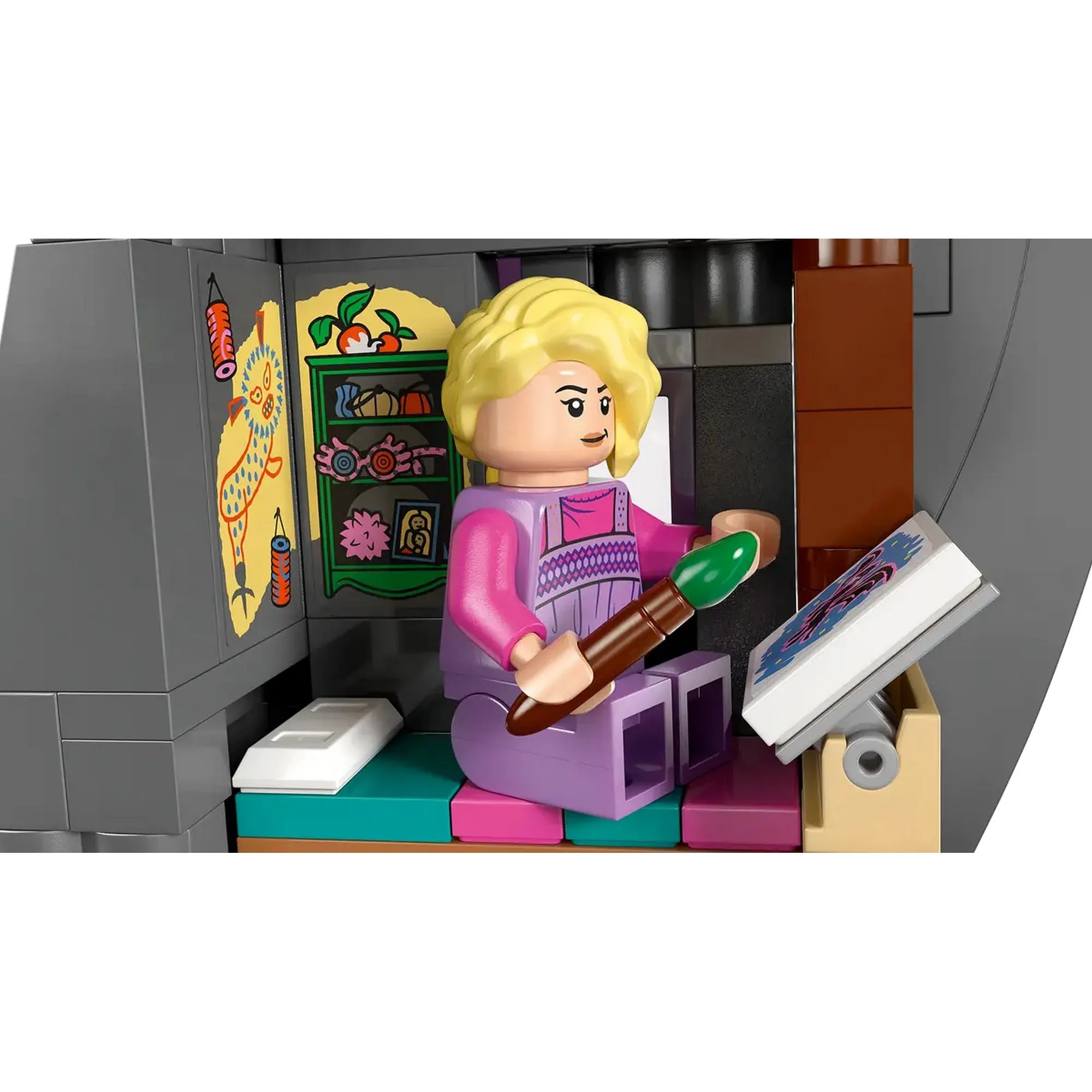 LEGO Harry Potter Luna Lovegood háza (76467) – Luna Lovegood minifigura a ház belső terében, festés közben.