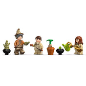 LEGO Harry Potter Roxfort kastély: Gyógynövénytanóra 76445 minifigurák közelről: Bimba professzor, Neville Longbottom és Hermione Granger kiegészítőkkel.