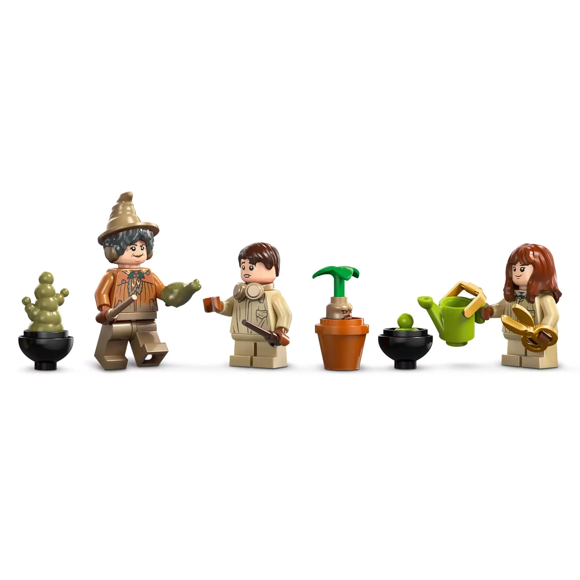 LEGO Harry Potter Roxfort kastély: Gyógynövénytanóra 76445 minifigurák közelről: Bimba professzor, Neville Longbottom és Hermione Granger kiegészítőkkel.