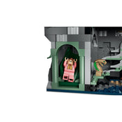 LEGO Harry Potter 76473 Titkok Kamrája részlet Harry Potter minifigurával, zöld csúszdával és baziliszkusz fejjel.