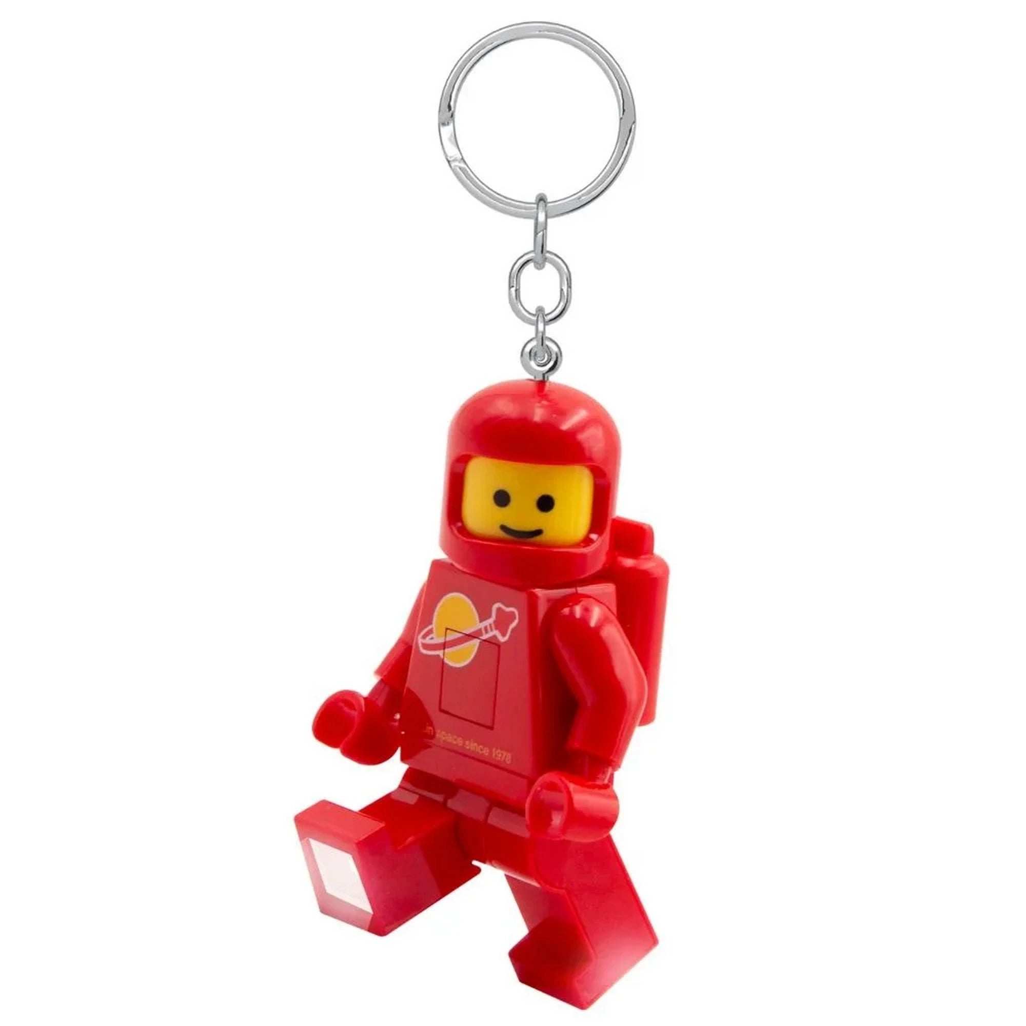 Piros LEGO űrhajós kulcstartó közelről, világító lábbal és részletes minifigura dizájnnal