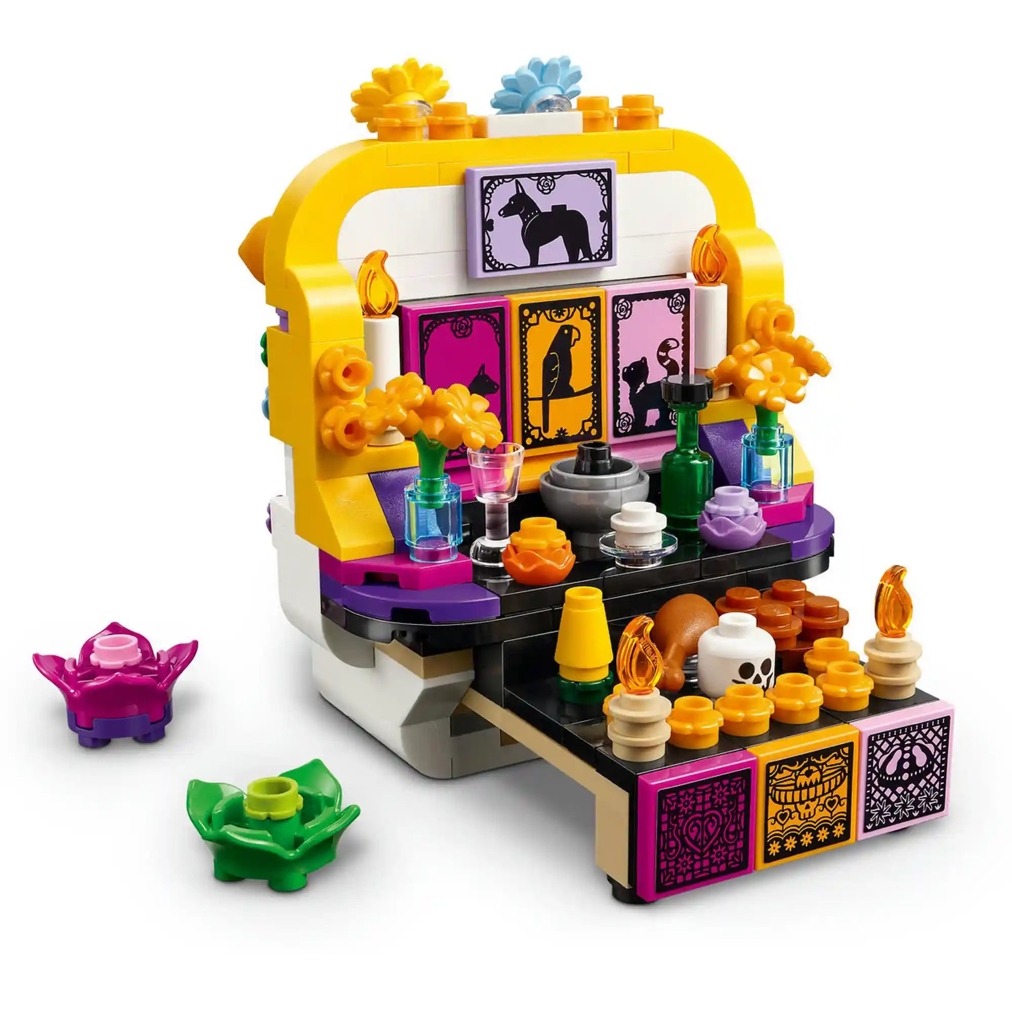 LEGO A holtak oltára 40811 kinyitott modell, amely a Día de los Muertos oltárt gyertyákkal, virágokkal és ételáldozatokkal mutatja be.