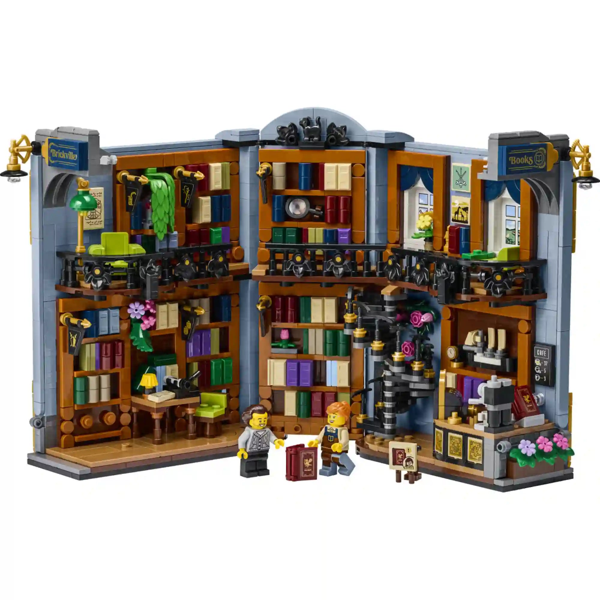 LEGO Icons (Creator Expert): Könyvkuckó Könyvesbolt 11379, kétszintes könyvesbolt színes könyvespolcokkal, csigalépcsővel és két minifigurával.
