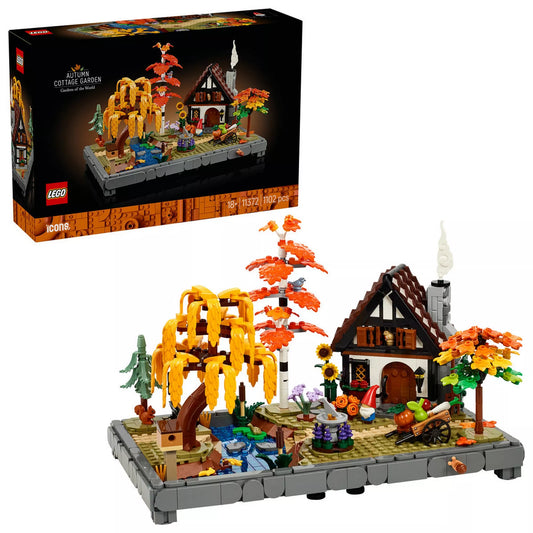 A LEGO® Icons Őszi kert házikó (11372) kész modellje a doboz mellett, bemutatva az elkészült őszi diorámát és a készlet végső megjelenését