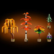 A LEGO® Icons Őszi kert házikó (11372) készletben található különálló őszi fák és növények, köztük nyírfa, juharfa, ezüstfenyő és szezonális virágok