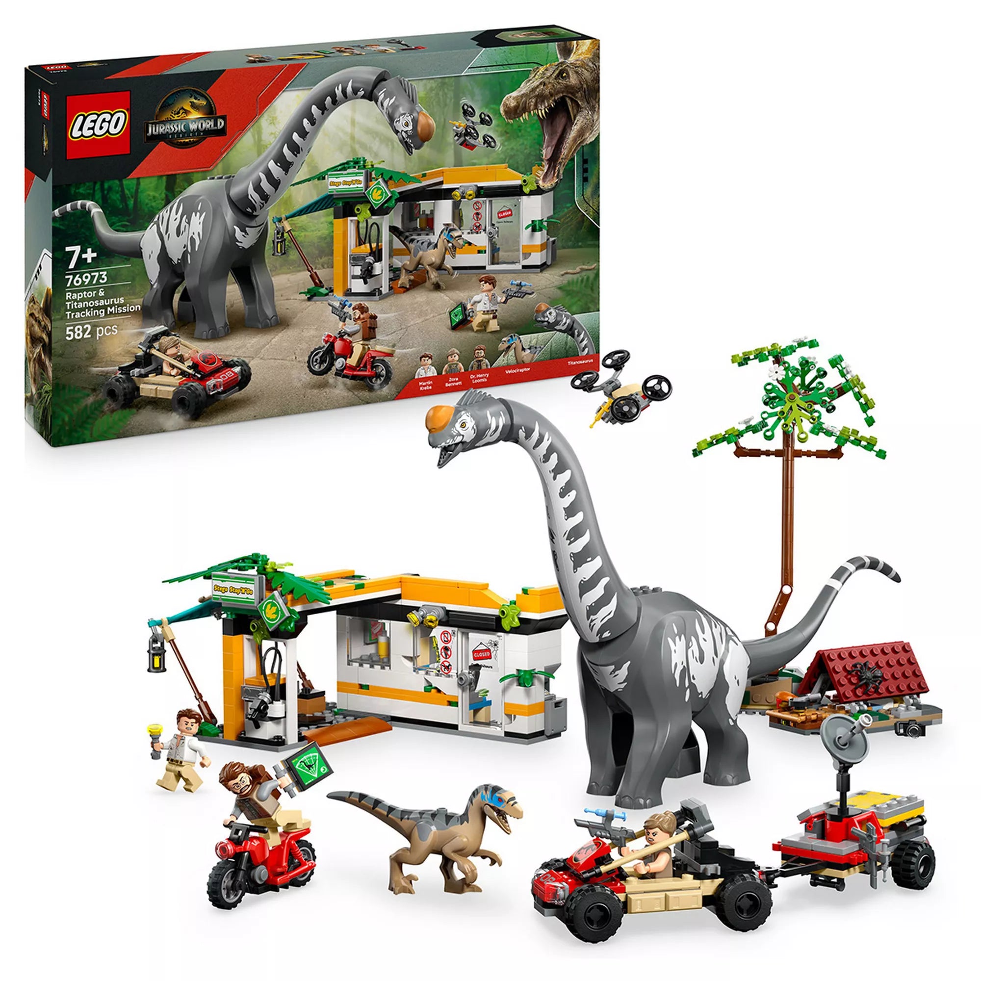 „A LEGO Jurassic World 76973 doboza és a teljesen megépített készlet: Titanosaurus, Velociraptor, járművek, táborállomás, drón és a három minifigura együtt fehér háttér előtt.”
