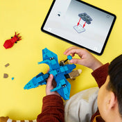 LEGO Builder alkalmazás: Gyermek a LEGO Builder alkalmazás segítségével építi a Bébi pteranodon figurát egy táblagép útmutatóját követve.