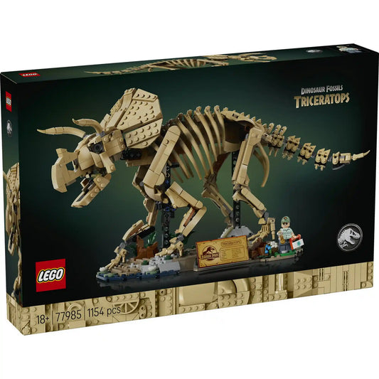 LEGO Jurassic World Dinoszaurusz maradványok: Triceratops (77985) készlet elülső dobozképe a részletgazdag dinoszaurusz csontváz modellel és Dr. Gerry Harding minifigurával.