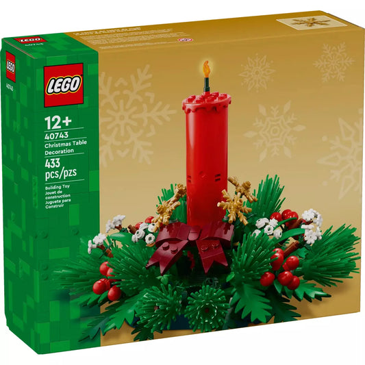 A LEGO Karácsonyi asztali dekoráció (40743) doboza, amelyen a piros gyertya és a zöld fenyőágakkal, piros bogyókkal, arany csillagokkal díszített koszorú látható.