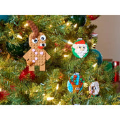 A LEGO Karácsonyi díszválogatás (40744) készlet színes díszei egy feldíszített karácsonyfán: látható a Mikulás, a hóember, az ajándék és a rénszarvas LEGO dekoráció.