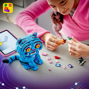 A LEGO KPop Demon Hunters: Derpy tigris és Sussie madár 72537 készlettel játszó gyermek, aki a kiegészítőket és a Sussie madár figurát használja.