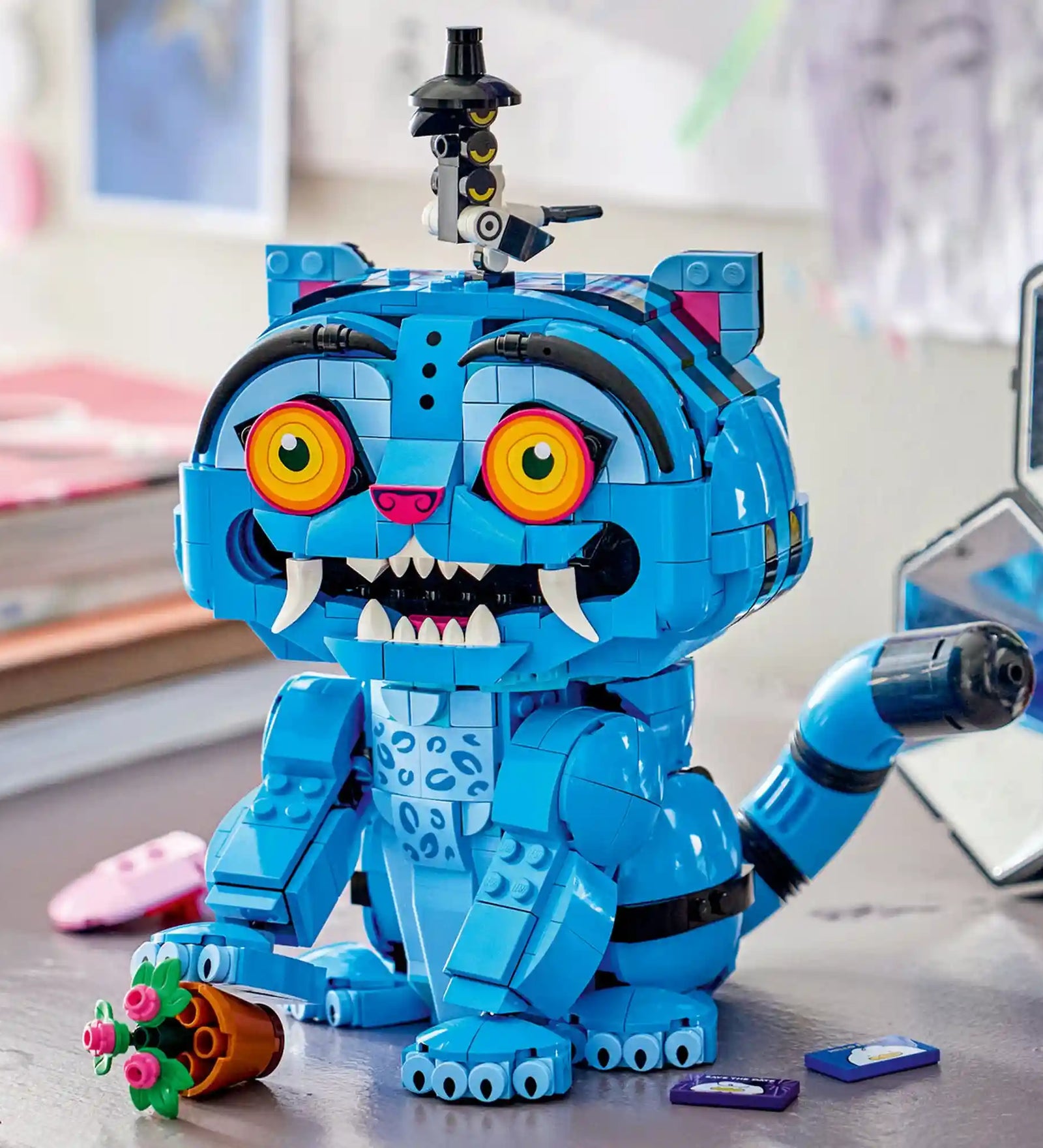 A LEGO KPop Demon Hunters: Derpy tigris és Sussie madár 72537 megépített Derpy tigris figurája virágcseréppel és Sussie madárral.