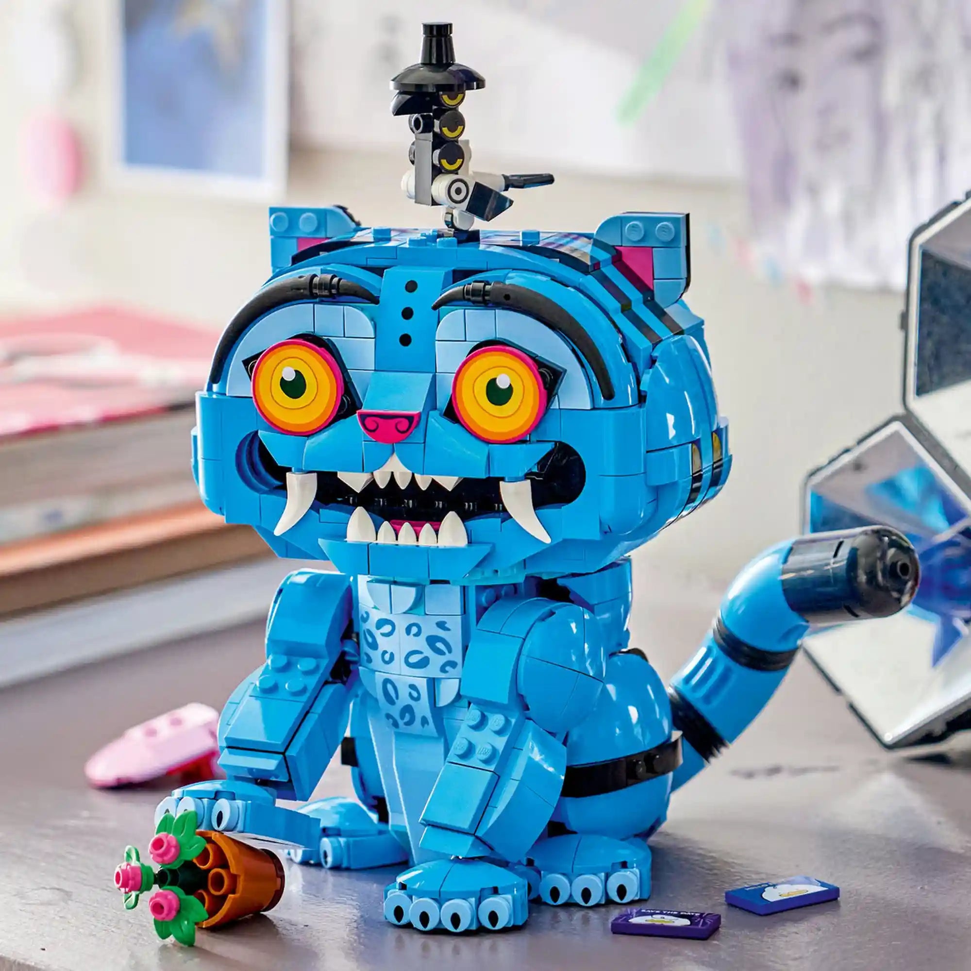 A LEGO KPop Demon Hunters: Derpy tigris és Sussie madár 72537 megépített Derpy tigris figurája virágcseréppel és Sussie madárral.