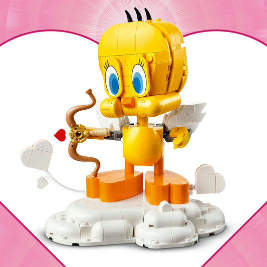 LEGO Looney Tunes: Cuki Csőrike 40824, 412 darabos – Csőrike romantikus díszfigura szív alakú elemekkel és virágcsokorral, környezeti háttérben.