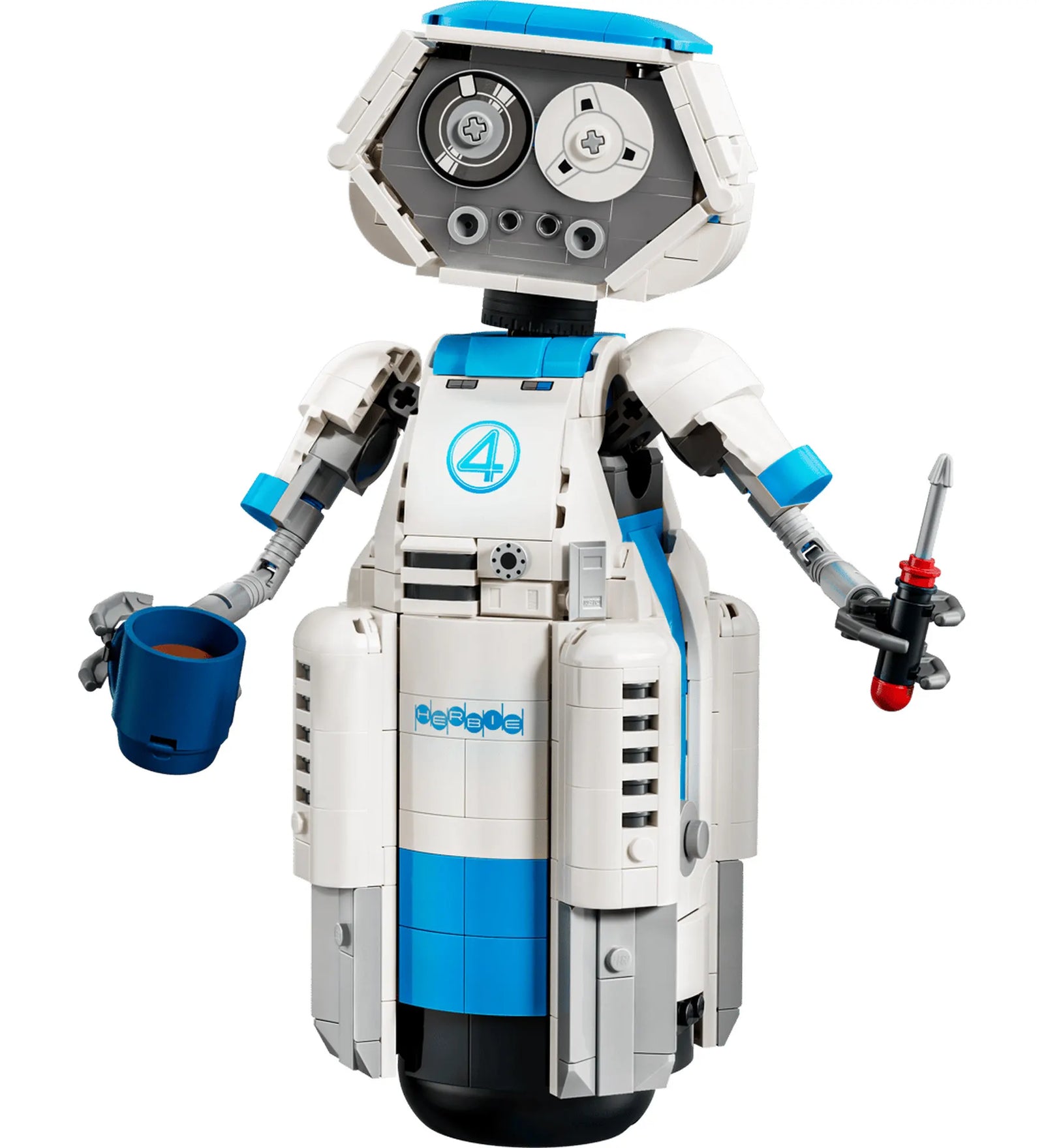 A LEGO Marvel: A Fantasztikus 4-es – H.E.R.B.I.E. 76339 megépített robotfigurája bögrét és csavarhúzót tart a kezében, részletgazdag kialakítással, mozgatható karokkal és forgó szemekkel.