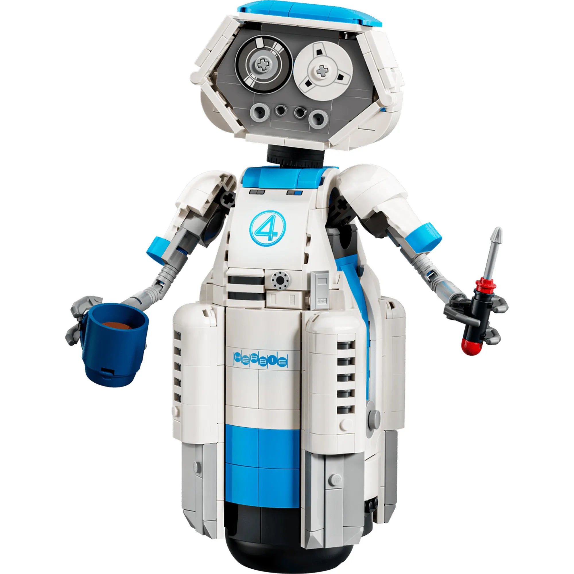 A LEGO Marvel: A Fantasztikus 4-es – H.E.R.B.I.E. 76339 megépített robotfigurája bögrét és csavarhúzót tart a kezében, részletgazdag kialakítással, mozgatható karokkal és forgó szemekkel.
