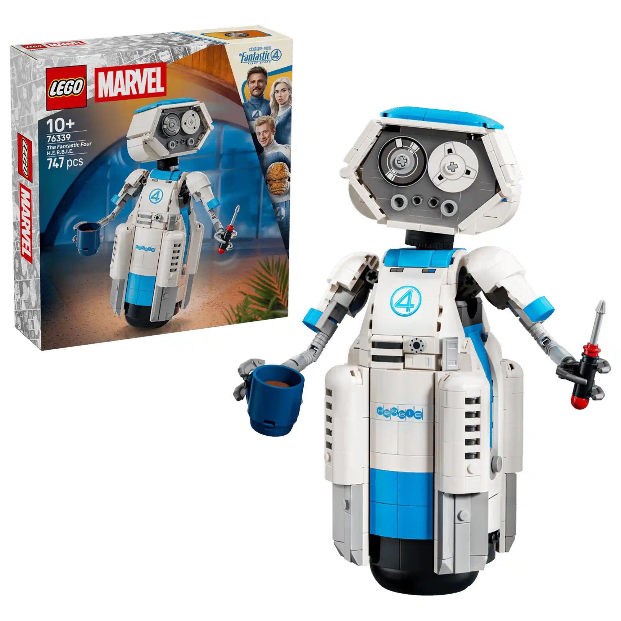 A LEGO Marvel: A Fantasztikus 4-es – H.E.R.B.I.E. 76339 készlet doboza a megépített H.E.R.B.I.E. robottal, amely a Fantasztikus 4-es ikonikus segítőjét ábrázolja mozgatható végtagokkal és tartozékokkal.