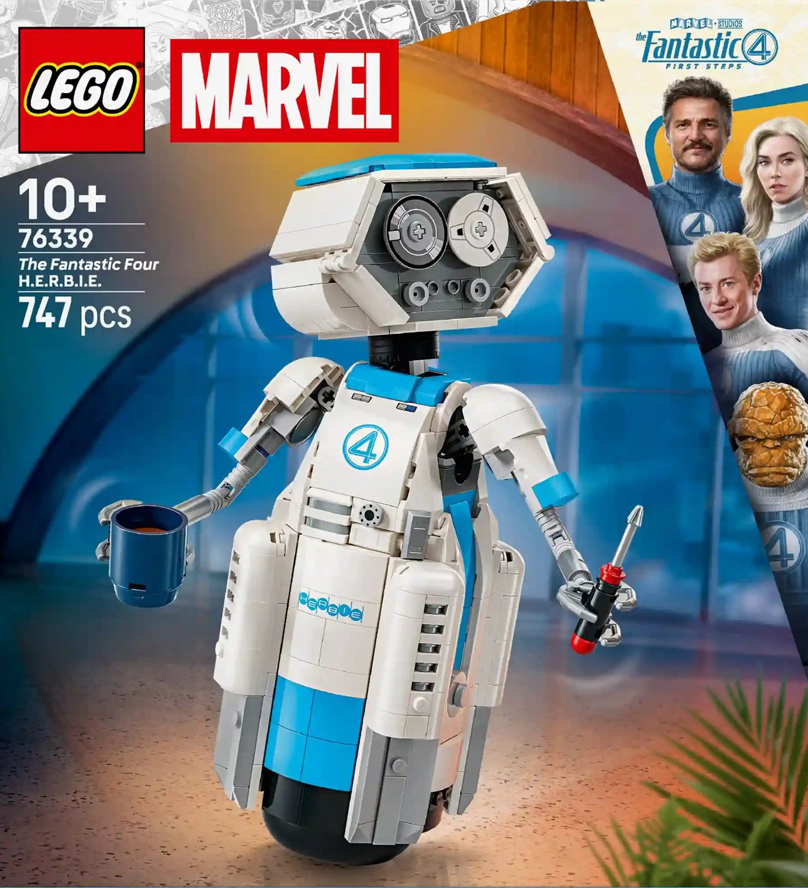 A LEGO Marvel: A Fantasztikus 4-es – H.E.R.B.I.E. 76339 készlet dobozának eleje, amely a 747 darabos építőkészletet, a H.E.R.B.I.E. robotot és a Marvel Studios Fantasztikus 4-es film szereplőit mutatja be.